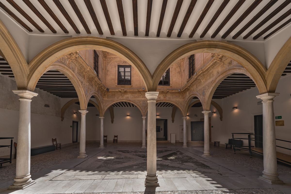 Patio con arcos de arquitectura clásica en Murcia, detalle del Casino