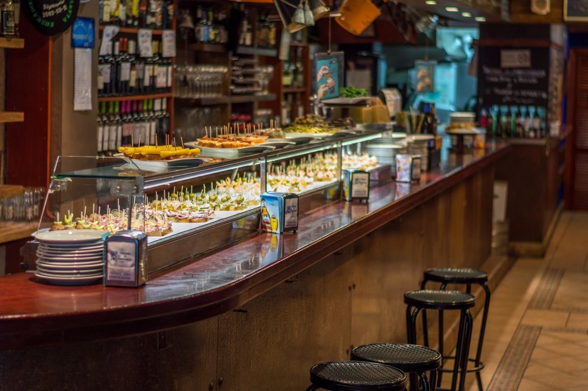 Barra de tapeo animada con cañas y tapas variadas al estilo murciano