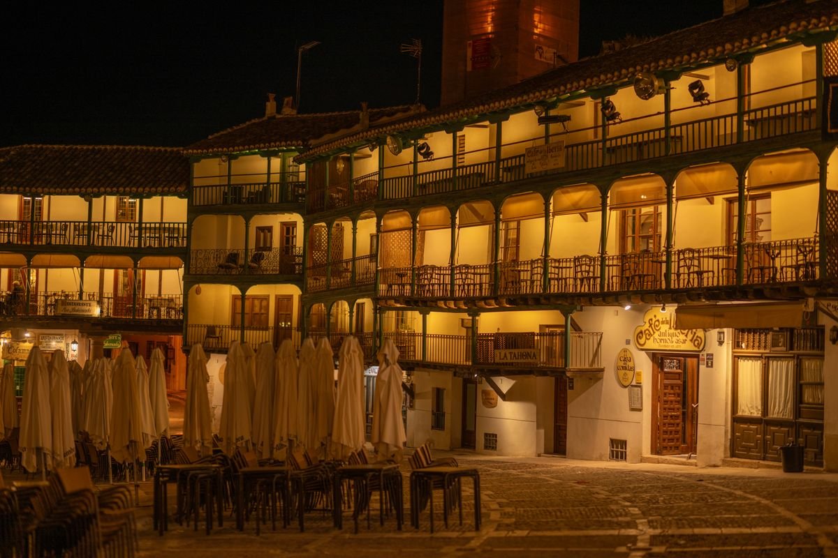 Plaza iluminada de noche en el casco antiguo, ambiente de tardeo murciano