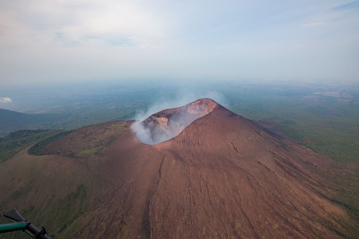 Cráter humeante del volcán Telica en Nicaragua, aventura volcánica