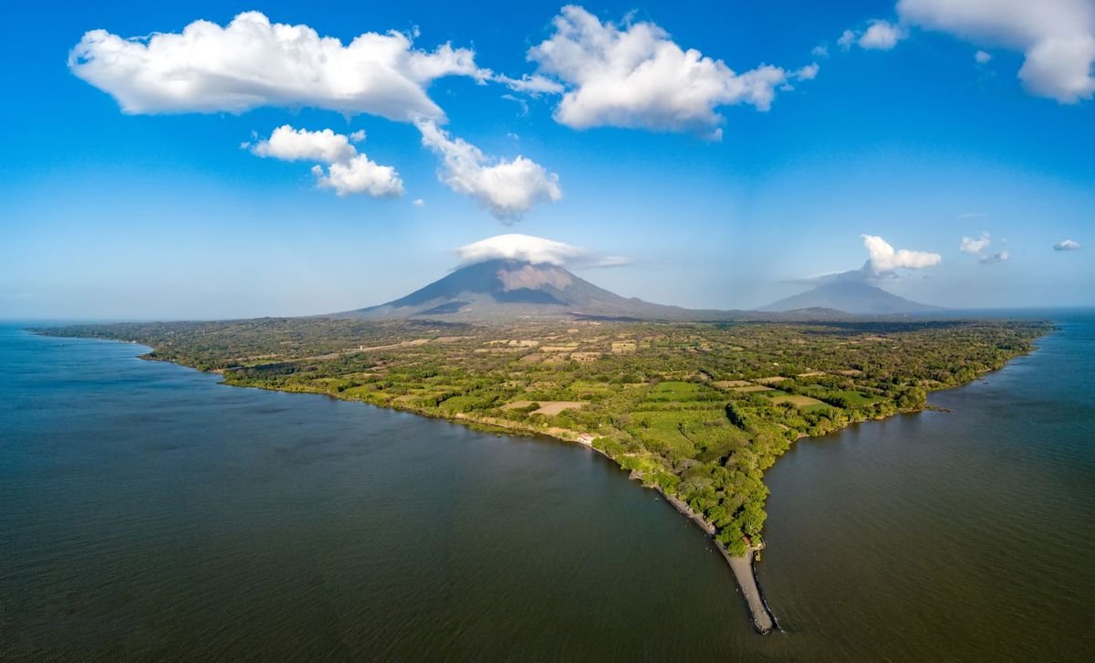 Vista aérea de la isla de Ometepe con sus dos volcanes en el Lago Nicaragua