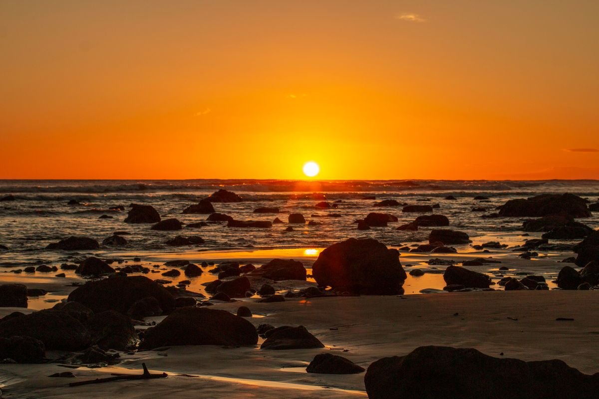 Atardecer en la playa La Boquita, costa del Pacífico nicaragüense