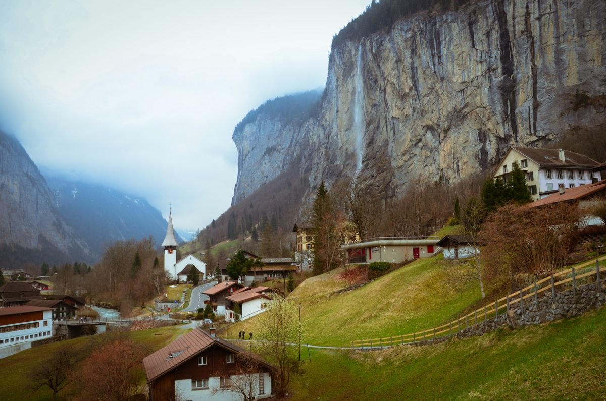 Valle de Lauterbrunnen con sus cascadas y el pueblo entre acantilados