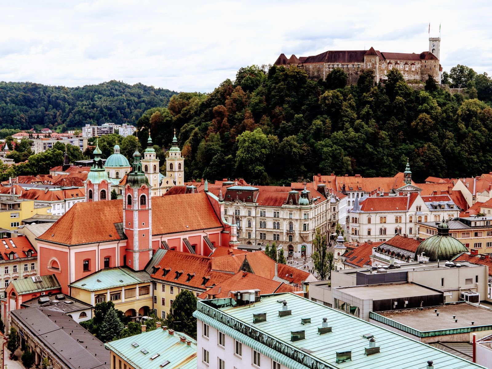 Castillo de Ljubljana sobre el casco antiguo de la ciudad