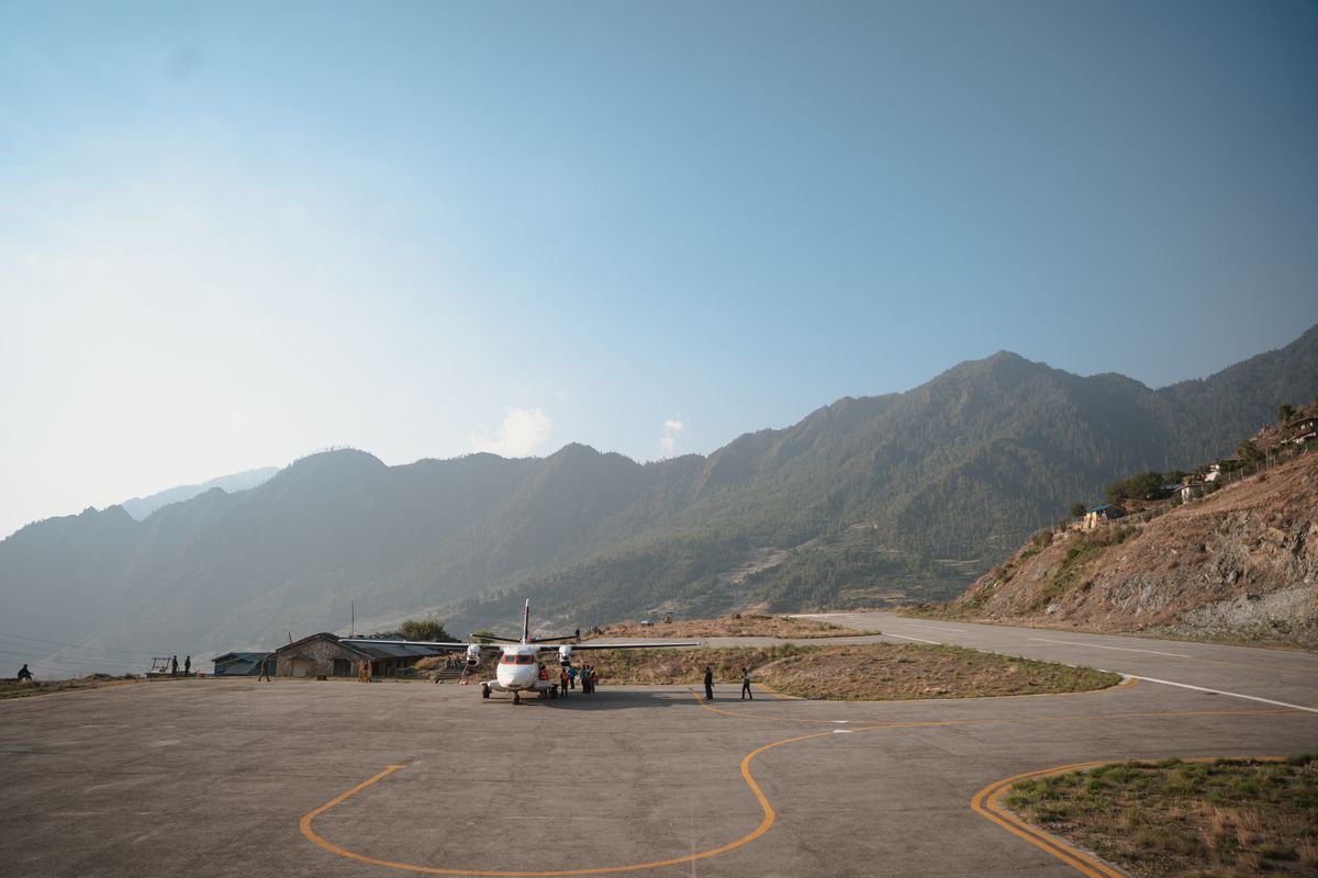 Avioneta en la corta pista de Lukla, puerta de entrada al trekking
