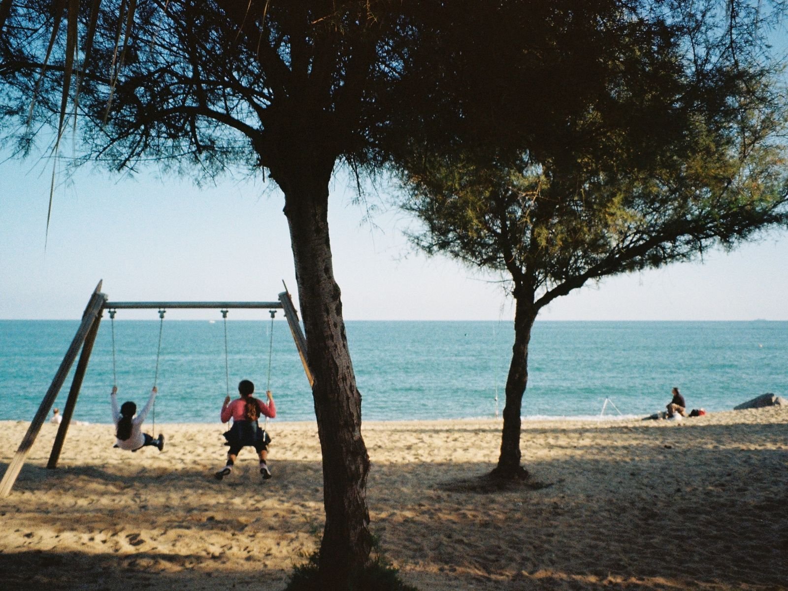 Niños jugando en una playa española de oleaje suave, ideal para familias