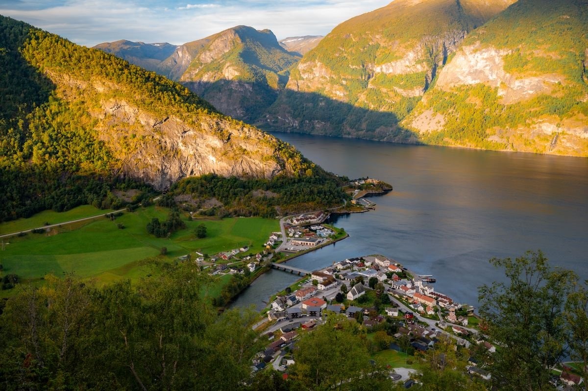 Paisaje del Aurlandsfjord con el pueblo, montañas y aguas cristalinas en Noruega