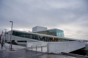 Opera de Oslo en invierno con arquitectura moderna y paisaje nevado