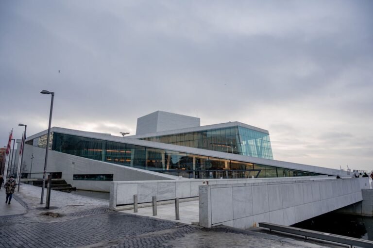Opera de Oslo en invierno con arquitectura moderna y paisaje nevado