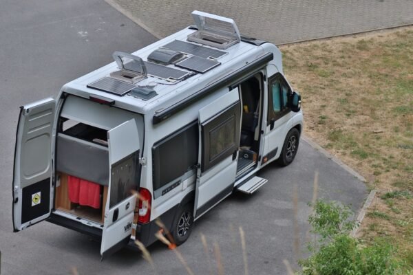 Vista cenital de una furgoneta camper con panel solar instalado en el techo