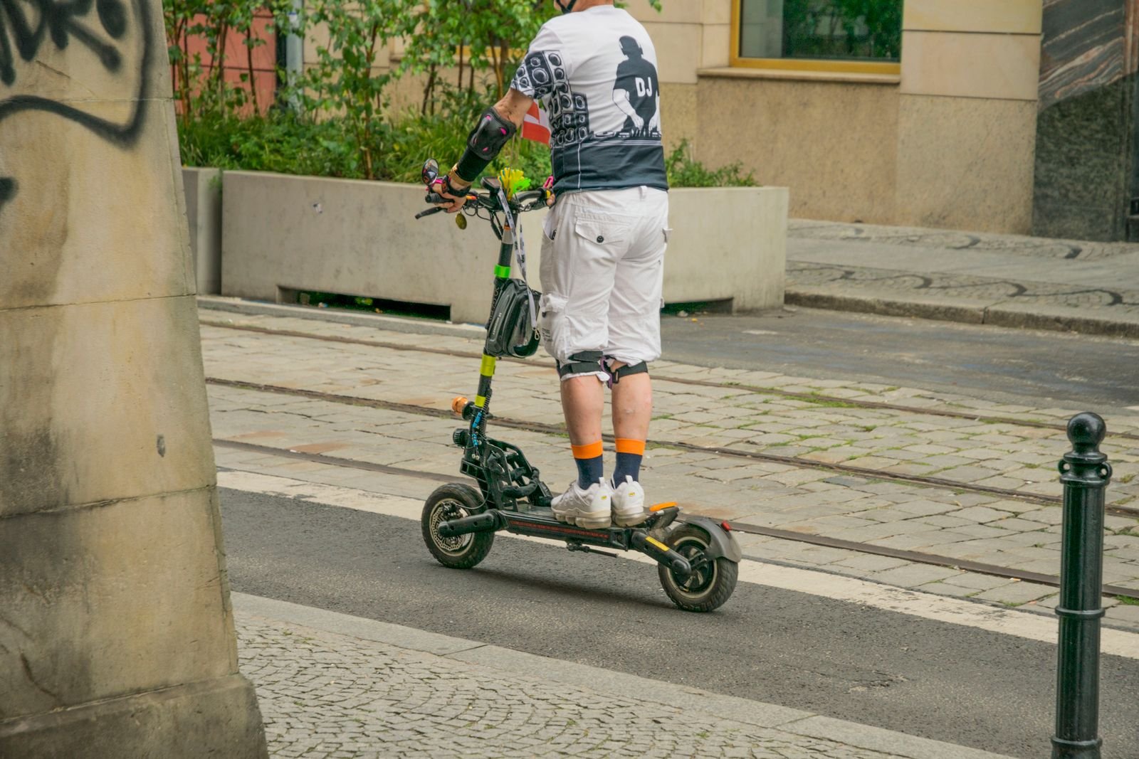 Persona usando un patinete eléctrico plegable por la ciudad