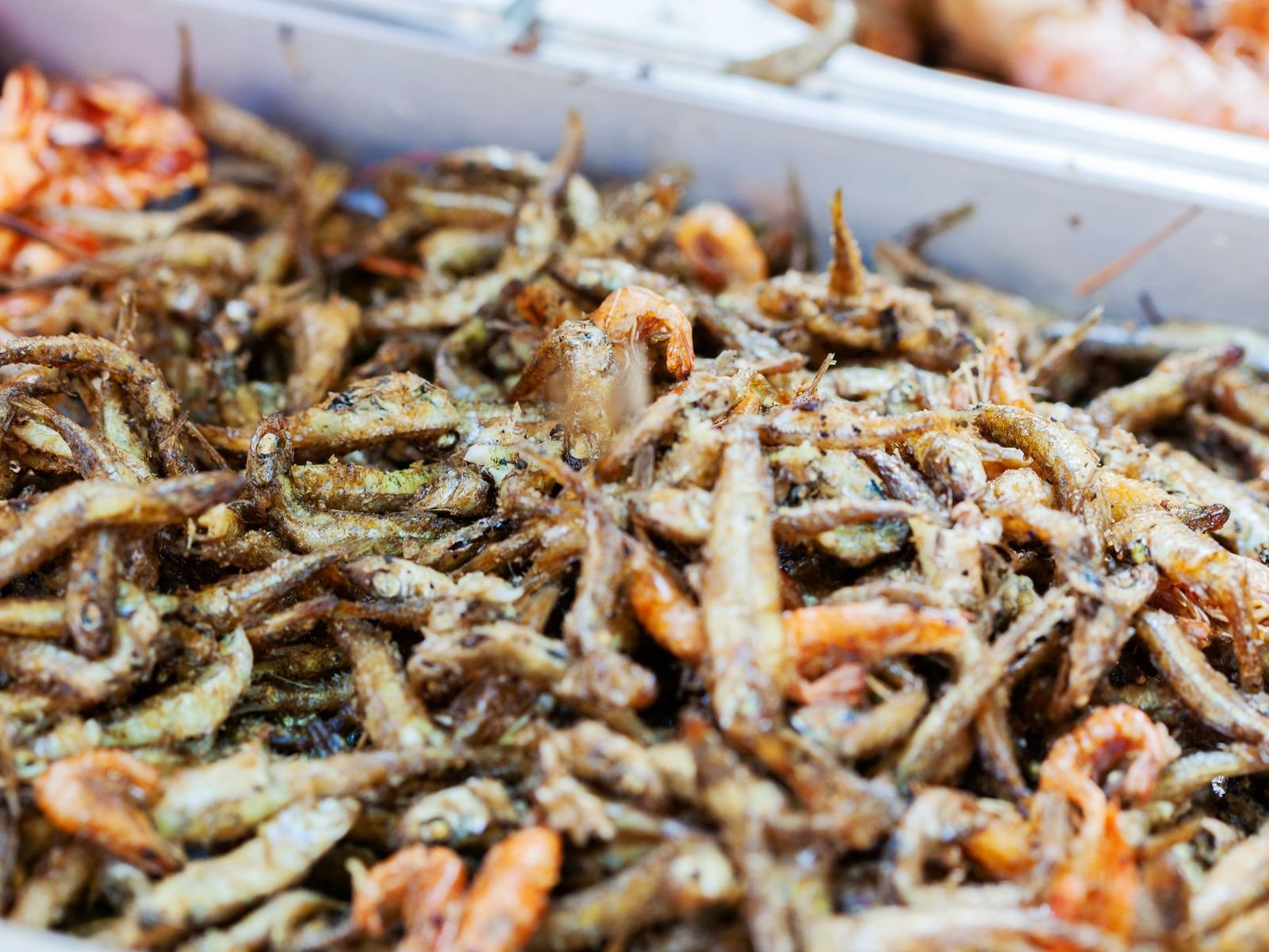 Pescaíto frito, el plato emblemático del tapeo en Cádiz