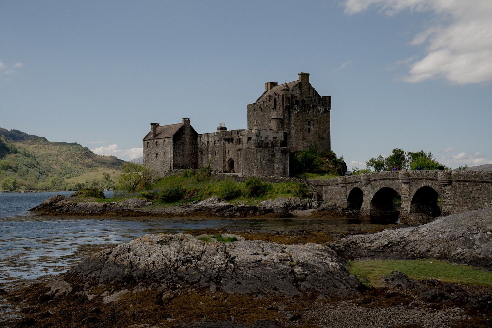 Castillo medieval escocés junto a un lago