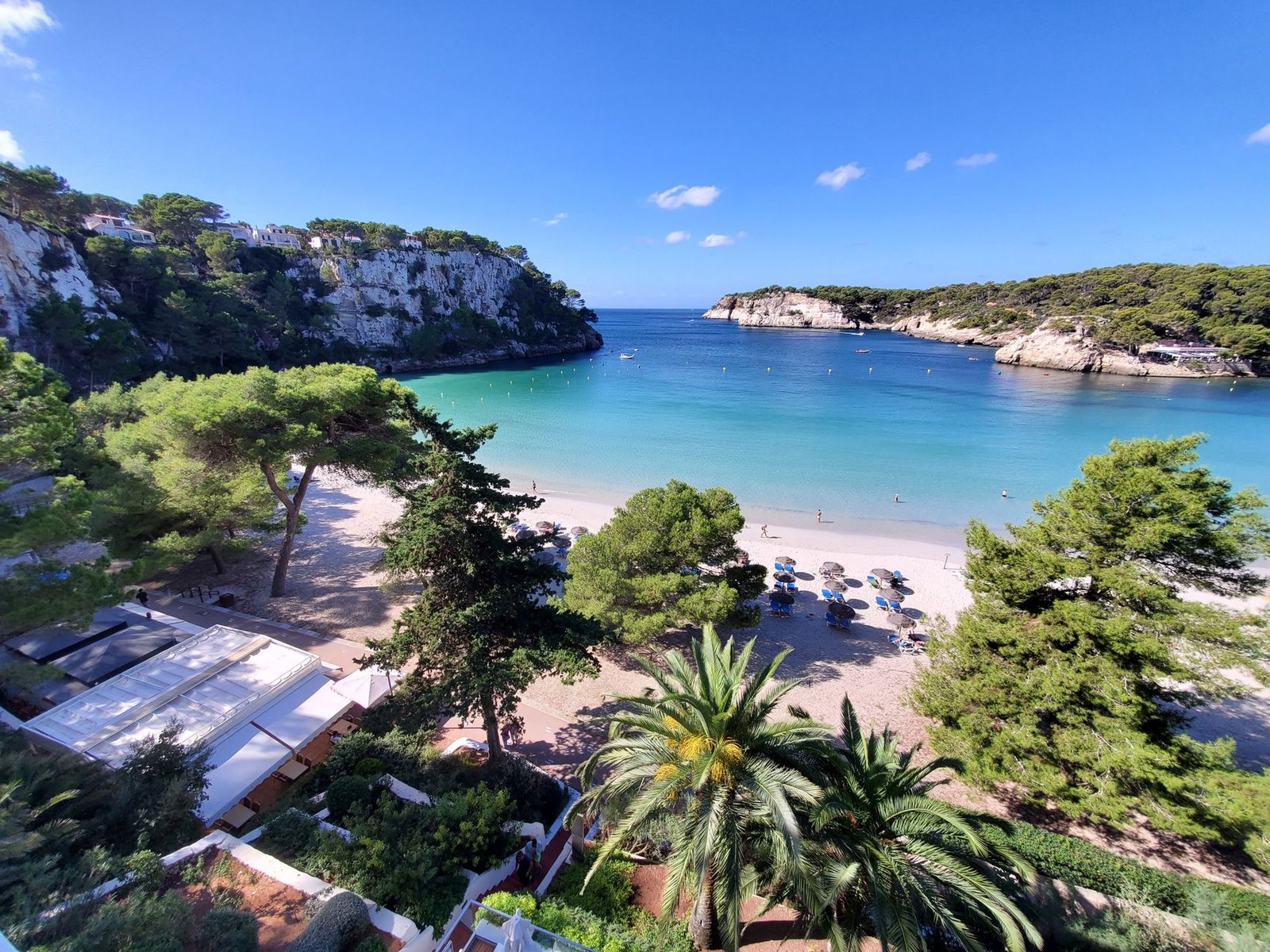 Vista aérea de Cala Galdana en Menorca, aguas cristalinas