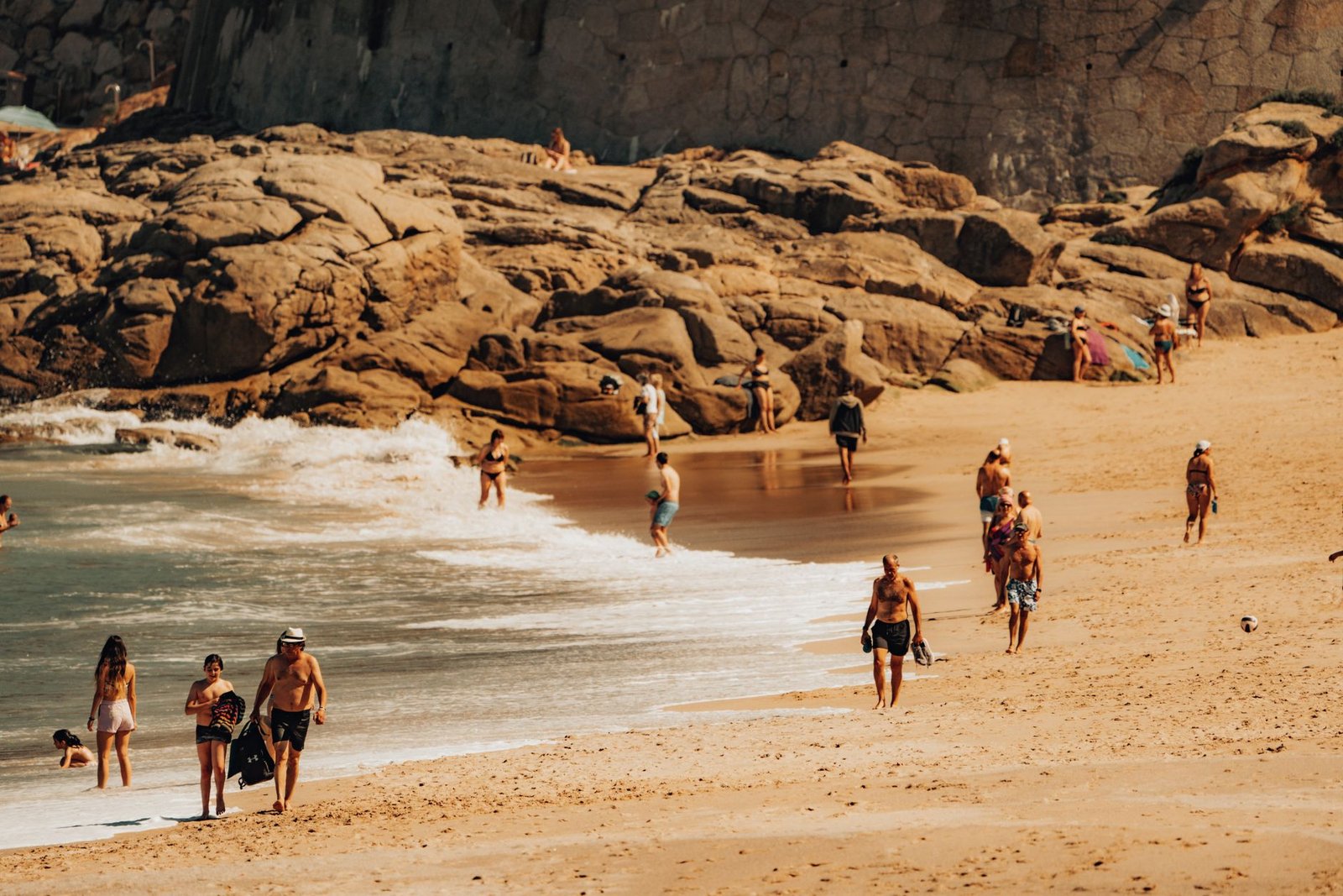 Playa de Riazor en A Coruña con gente disfrutando de un día soleado