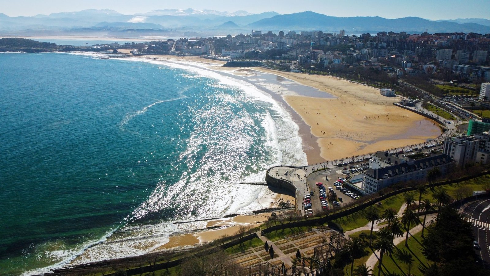 Vista aérea de la costa y el skyline de Santander