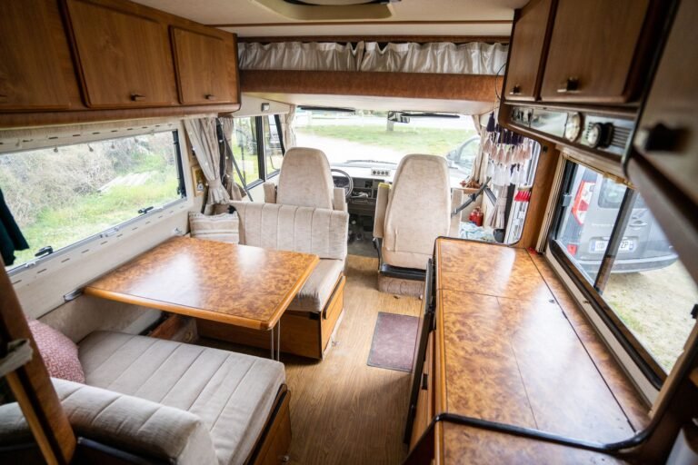 Interior de una furgoneta camper equipada para viajar de forma autónoma