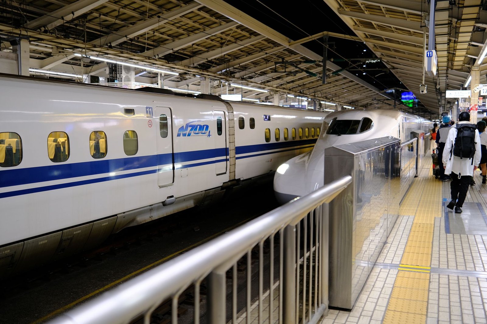 Tren bala Shinkansen en un andén de estación en Japón
