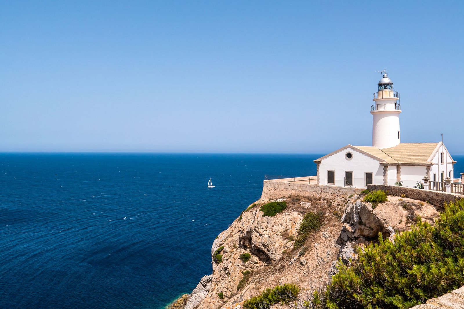 Faro sobre acantilados en la costa mediterránea