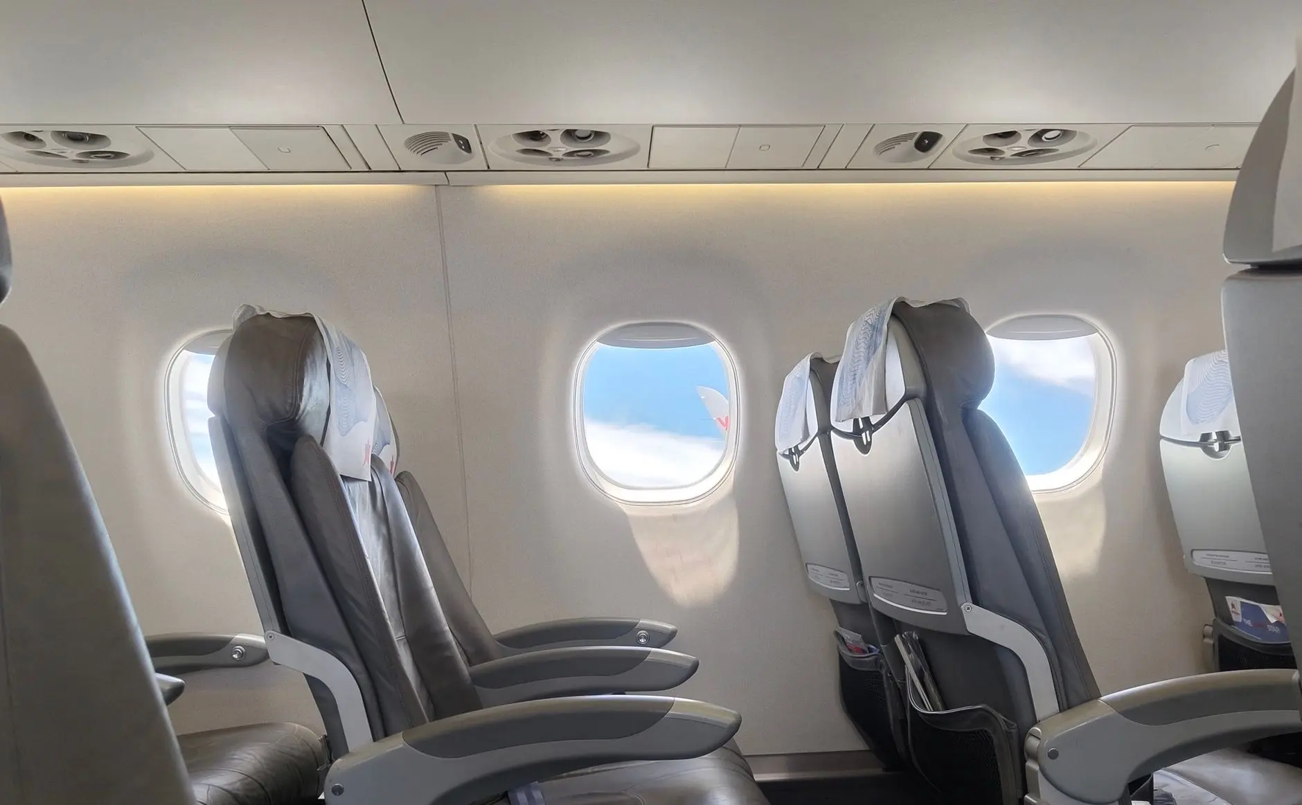 Interior de la cabina de un avión con vistas al cielo