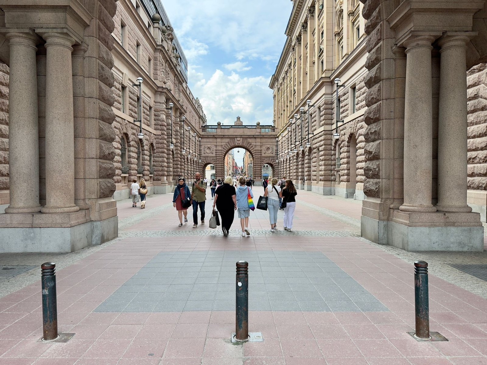 Paseo entre arcos de piedra históricos en el centro de Estocolmo