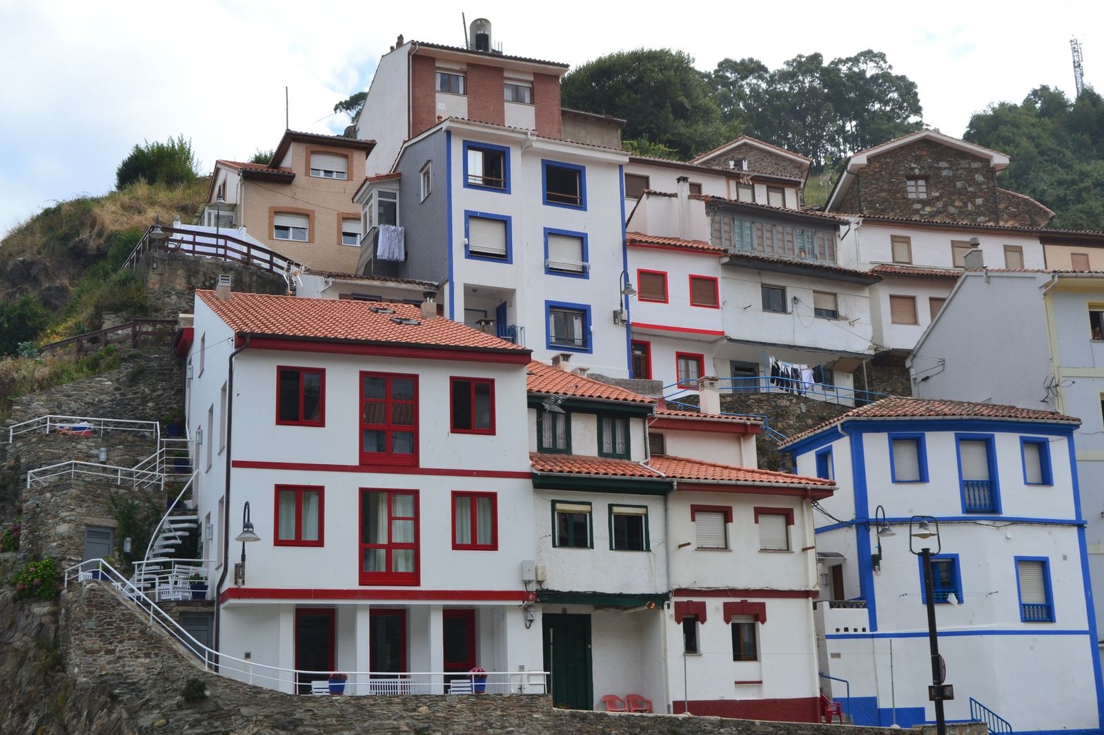 Casas de colores en la ladera de Cudillero, Asturias