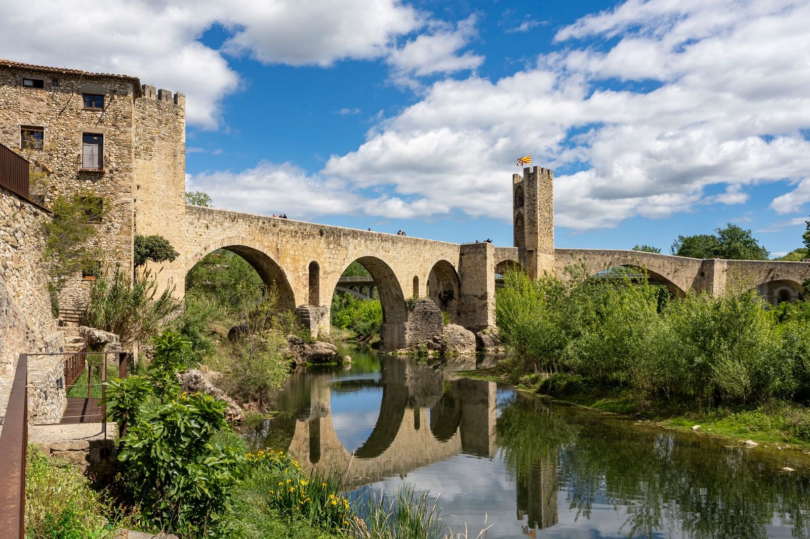 Puente de piedra con arcadas sobre un río, similar al Puente de Palmas sobre el Guadiana