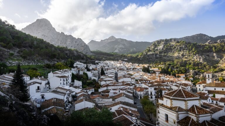 Pueblo blanco rodeado de montañas verdes en la sierra de Cádiz