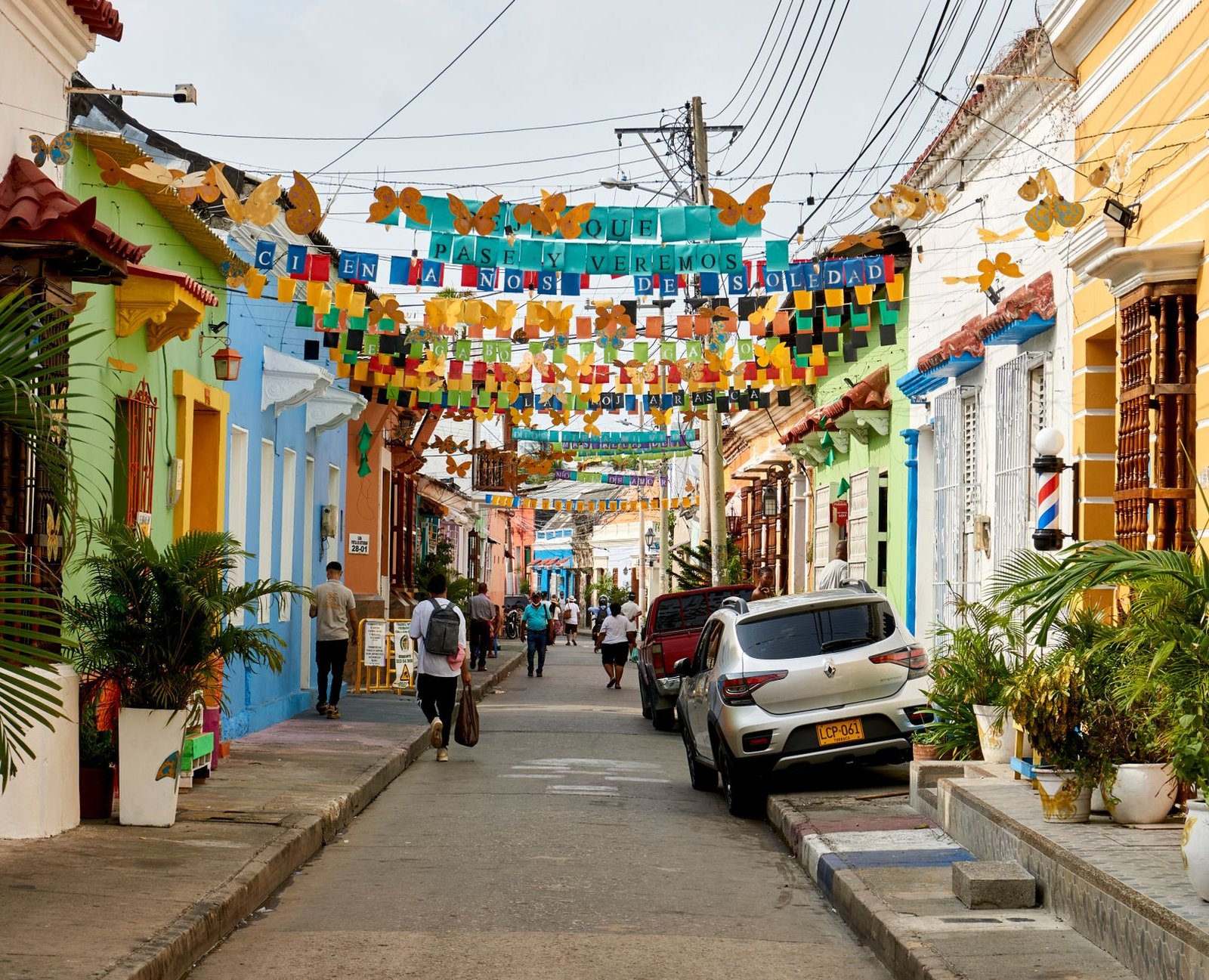 Callejón decorado con banderines de colores en el barrio de Getsemaní, Cartagena de Indias