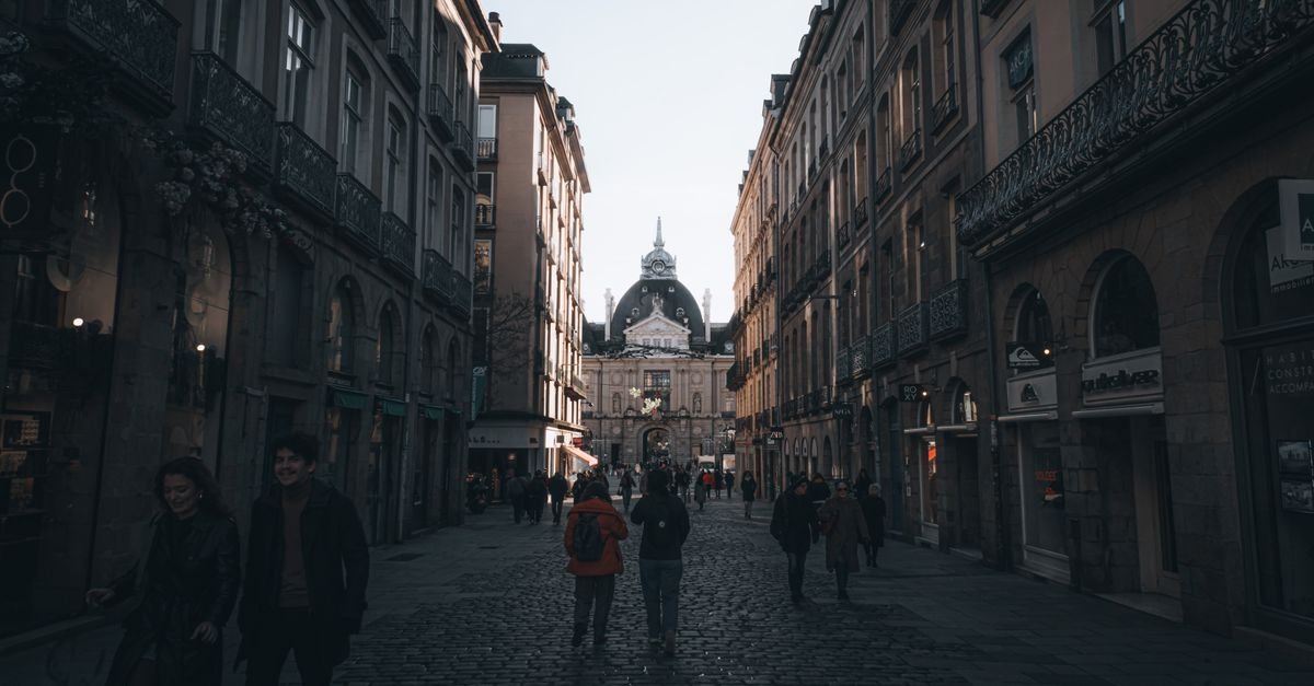 Calle histórica europea con arquitectura elegante, ideal para pasear sin coche