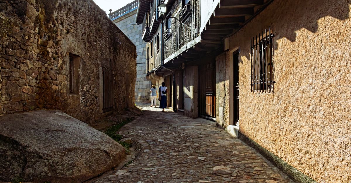 Calle empedrada al sol en La Alberca, pueblo con encanto de Castilla y León
