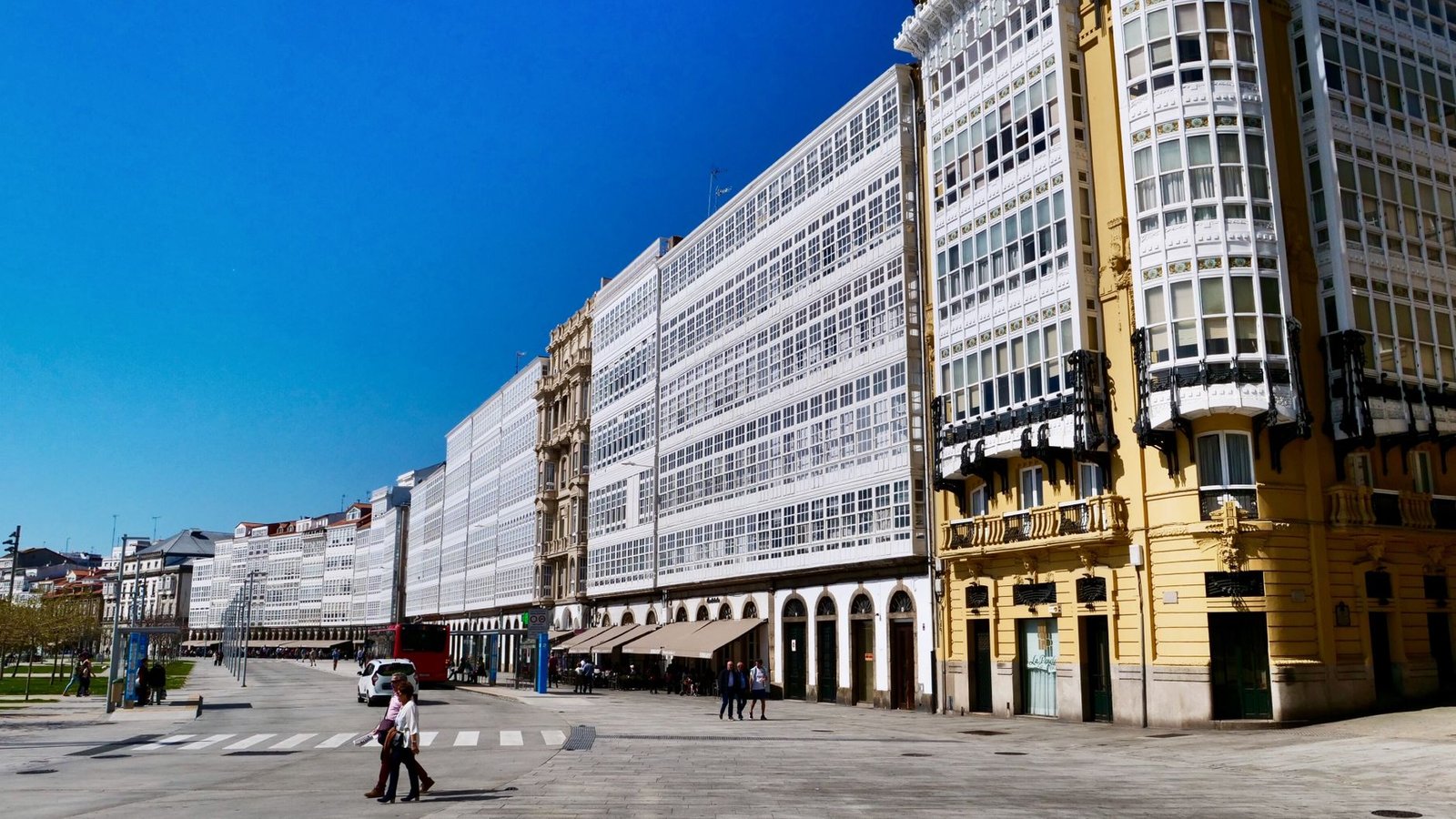 Edificios con galerías acristaladas típicas en una calle de A Coruña