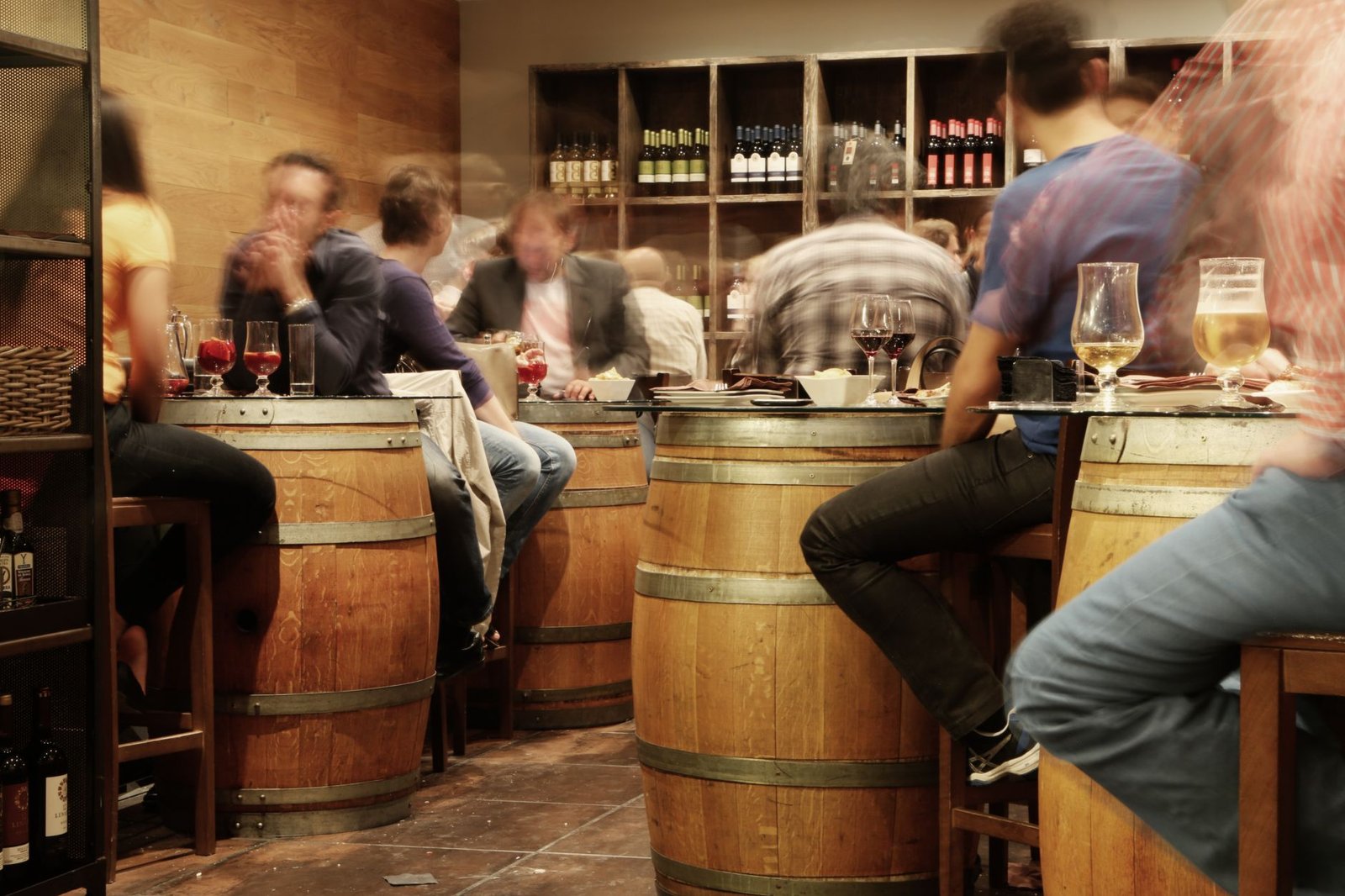 Barra de bar con tapas y bebidas para una ruta de tapeo