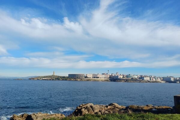 Vista panorámica de la costa de A Coruña con la Torre de Hércules al fondo