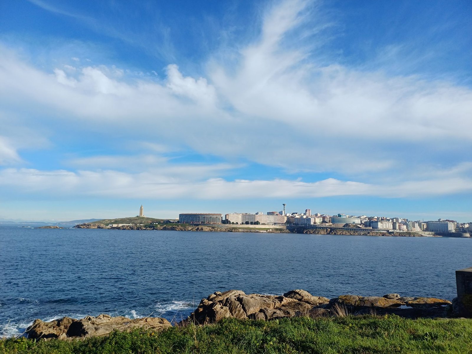 Vista panorámica de la costa de A Coruña con la Torre de Hércules al fondo