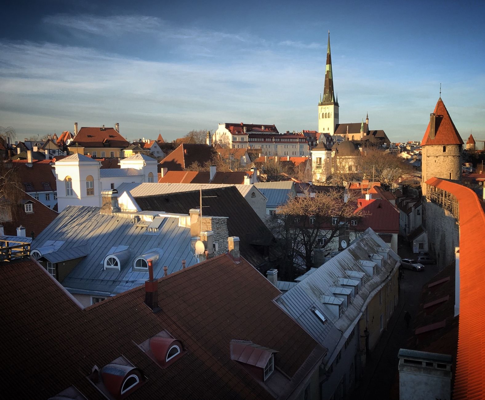 Casco antiguo medieval de Tallin con la iglesia de San Olaf y los tejados rojos