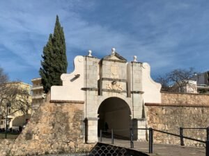 Muralla histórica de la Alcazaba de Badajoz bajo un cielo despejado