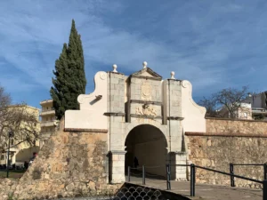 Muralla histórica de la Alcazaba de Badajoz bajo un cielo despejado