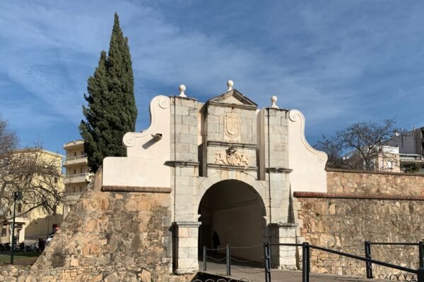 Muralla histórica de la Alcazaba de Badajoz bajo un cielo despejado