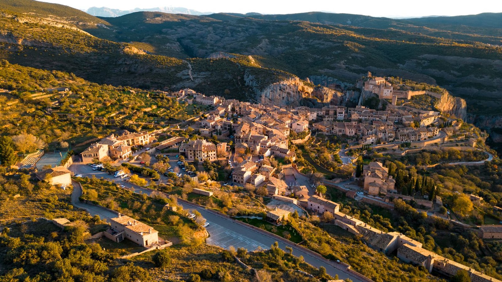 Vista aérea del pueblo de Alquézar sobre un paisaje escarpado en la provincia de Huesca.