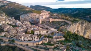 Vista aérea de Alquézar y su castillo entre las montañas de la Sierra de Guara, en la provincia de Huesca