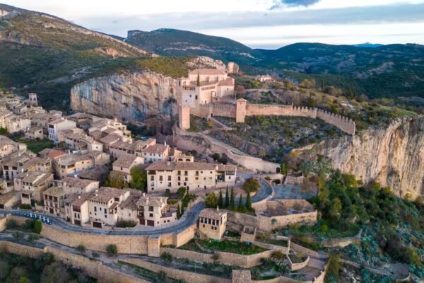 Vista aérea de Alquézar y su castillo entre las montañas de la Sierra de Guara, en la provincia de Huesca