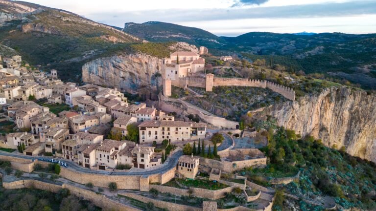 Vista aérea de Alquézar y su castillo entre las montañas de la Sierra de Guara, en la provincia de Huesca