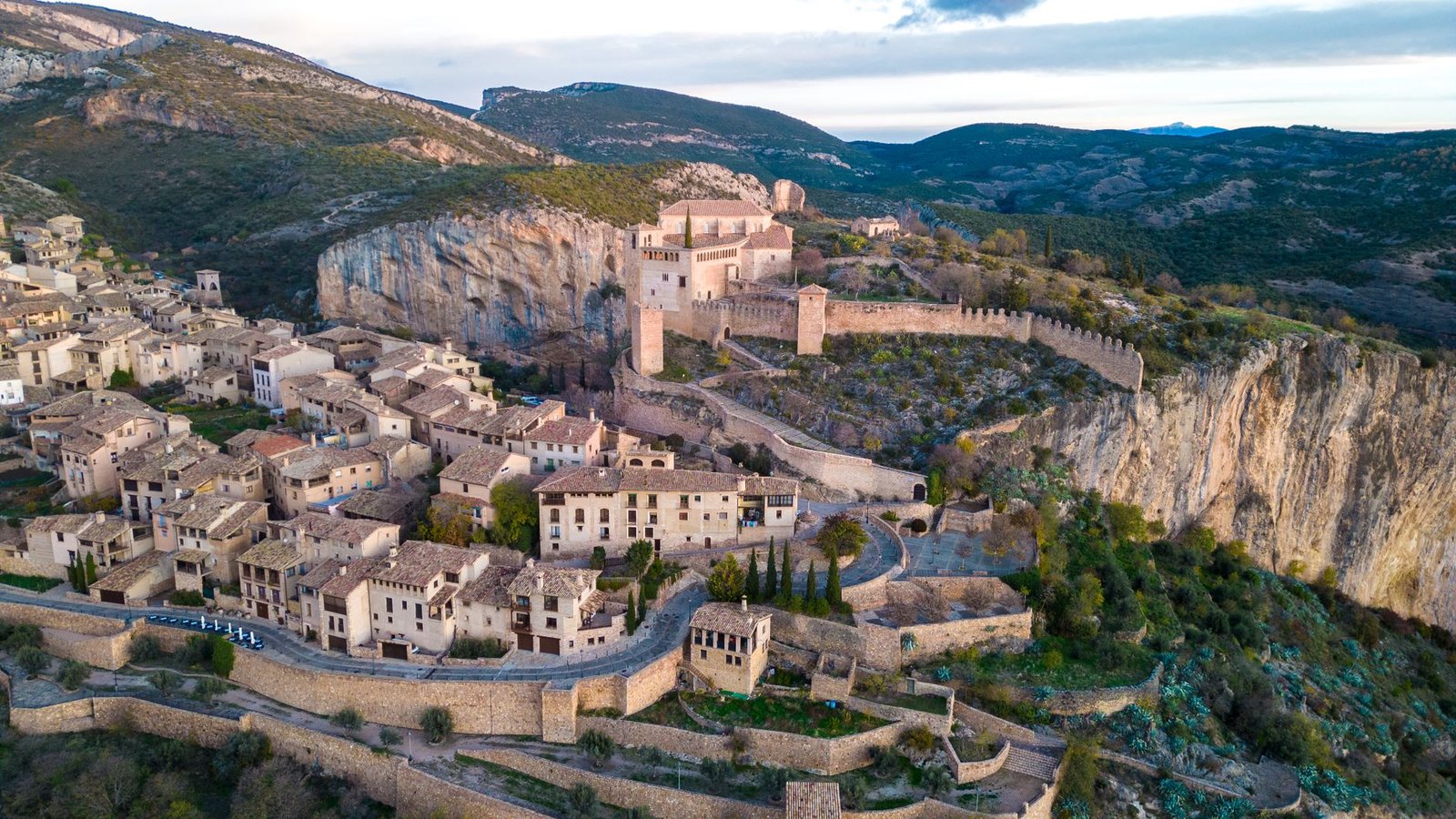 Vista aérea de Alquézar y su castillo entre las montañas de la Sierra de Guara, en la provincia de Huesca