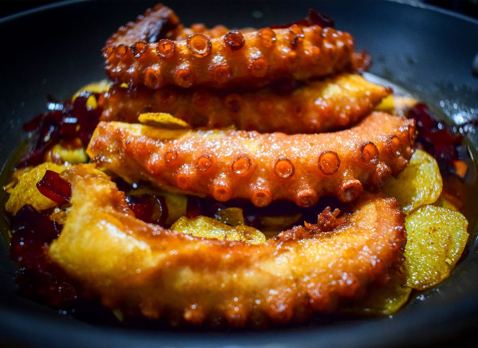 Pulpo a la gallega recién cocinado, plato típico de la cocina gallega