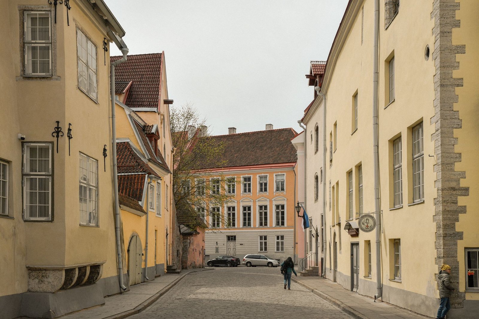 Calles adoquinadas del casco antiguo de Tallin en otoño