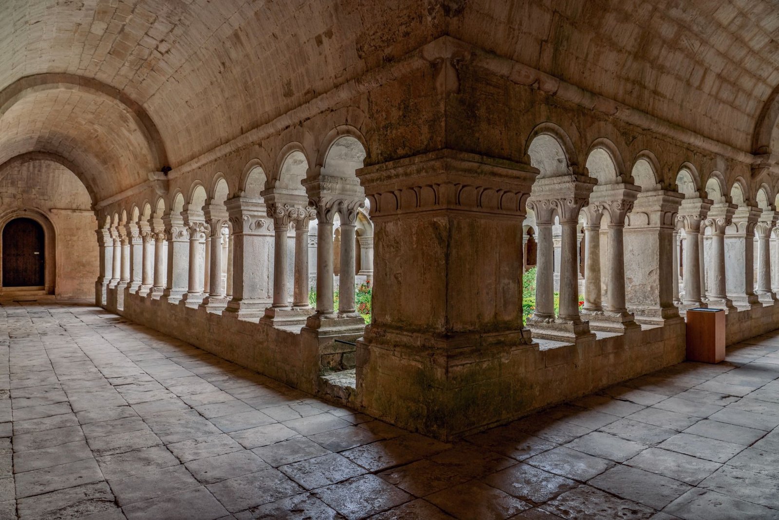 Claustro con arcos de medio punto y columnas pareadas, ejemplo de arquitectura románica.