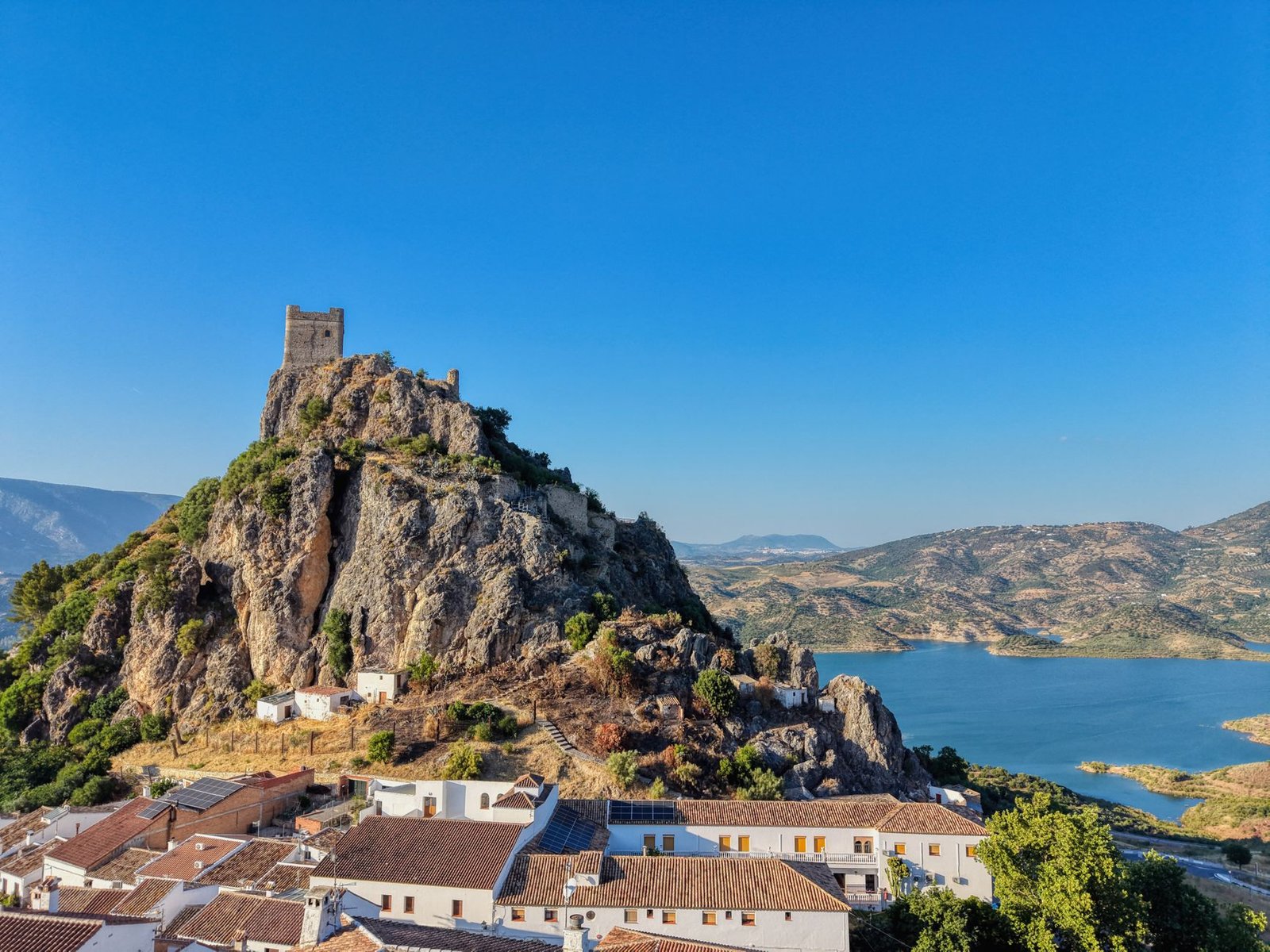 Vista aérea de Zahara de la Sierra con su castillo sobre el embalse