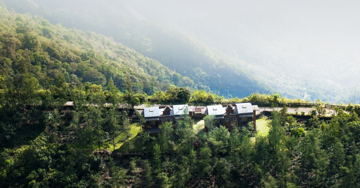 Lodges ecológicos entre la niebla en un valle de montaña