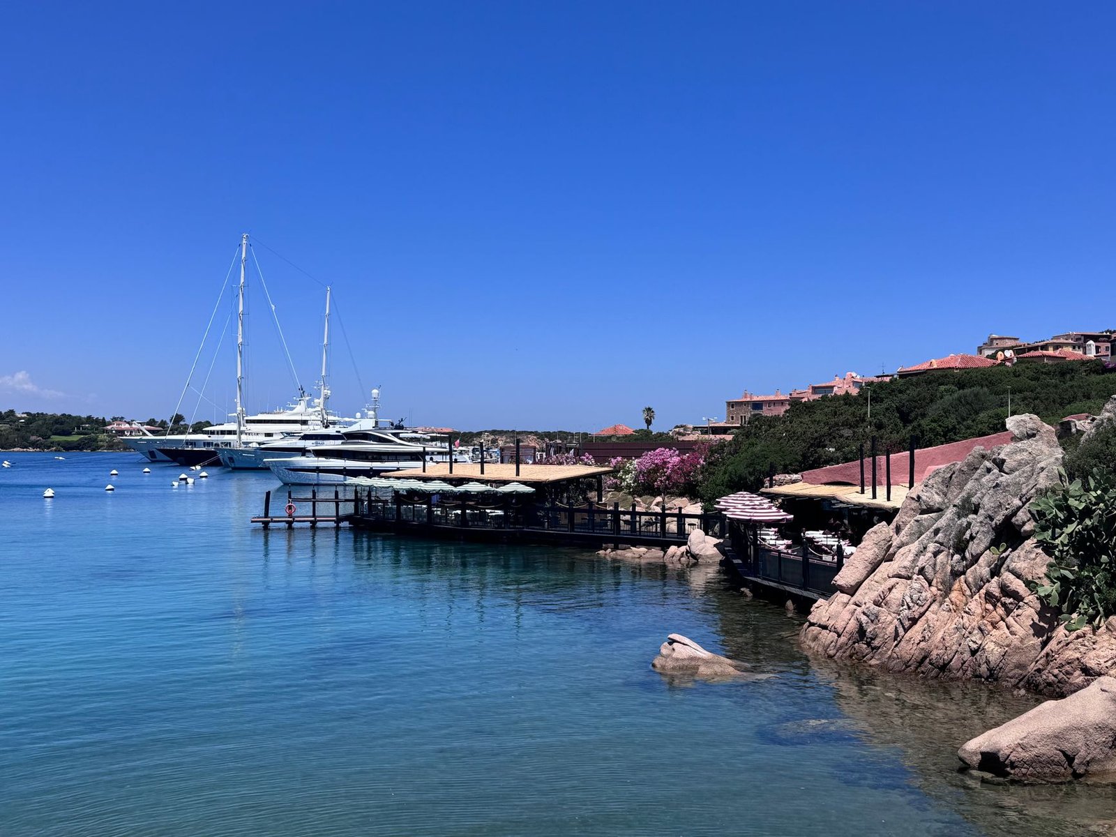 Yates en la costa de Porto Cervo, Cerdeña